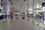 Do ảnh hưởng của dịch COVID-19, sân bay Nội Bài có những thời điểm nhà ga vắng hành khách đi máy bay. (Ảnh: CTV/Vietnam+)