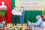 Ông Nguyễn Hữu Sang – Đại diện Tập đoàn Hưng Thịnh trao tặng 50.000 liều vaccine phòng, chống Covid-19 cho tỉnh Bình Định