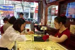 Giao dịch vàng tại doanh nghiệp. (Ảnh: Vietnam+)