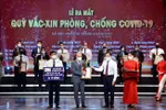 Ông Nguyễn Tuấn Anh, Phó Tổng Giám đốc PVcomBank trao tặng 15 tỷ đồng cho Quỹ vaccine phòng Covid-19.