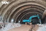 Đơn vị thi công đang khoan hầm trên tuyến cao tốc Bắc - Nam đoạn Mai Sơn - QL45.