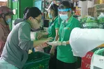 Tại Co.op Food Chu Văn An, khách muốn mua thì tự lựa chọn sản phẩm trước cửa hoặc nói món cần mua để nhờ nhân viên "đi chợ giúp" do bên trong và bên ngoài được ngăn cách - Ảnh: N.TRÍ