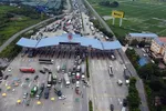 Chỉ các xe công vụ, xe luồng xanh, xe thư báo và xe phục vụ chống dịch được đi qua trạm thu phí Pháp Vân-Cầu Giẽ. (Ảnh: Huy Hùng/TTXVN)