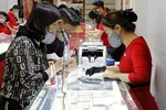 Khách hàng giao dịch vàng miếng. (Ảnh: TTXVN)