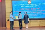 Đại diện Van Phuc Group ủng hộ 5 tỷ đồng cho MTTQ Việt Nam TP.Thủ Đức để hỗ trợ các hoàn cảnh khó khăn.
