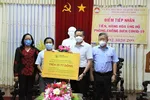 Đại diện Tập đoàn T&T Group trao tặng gói trang thiết bị, vật tư y tế trị giá trên 25 tỷ đồng cho ông Dương Tấn Hiển, Phó Chủ tịch Thường trực UBND TP Cần Thơ (thứ hai từ phải sang).