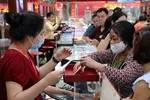 Khách hàng giao dịch vàng miếng. (Ảnh: TTXVN)