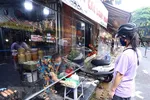 Chợ Hàng Bè, Hà Nội đảm bảo vừa kinh doanh vừa phòng chống COVID-19. (Ảnh: Hoàng Hiếu/TTXVN)