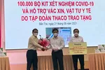 Ông Trần Bá Dương – Chủ tịch HĐQT Thaco (đầu tiên bên trái) trao 100.000 bộ kit xét nghiệm Covid-19, cho đại diện tỉnh Bến Tre. 