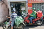 Sáng 14-9, nhiều người dân tại một con hẻm trên đường Xô Viết Nghệ Tĩnh chọn mua hàng ở các điểm bán chui - Ảnh: N.TRÍ