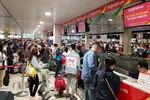 Việc áp giá sàn khiến người tiêu dùng mất cơ hội chọn vé máy bay giá rẻ. Trong ảnh, người dân làm thủ tục tại sân bay Tân Sơn Nhất vào dịp tết - Ảnh: NGỌC HIỂN