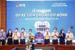 Đại diện SCB trao bảng tượng trưng tặng 05 chiếc xe tiêm chủng cơ động