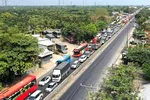 Quốc lộ 1A qua các tỉnh ĐBSCL thường xuyên bị tắc nghẽn khi lưu lượng giao thông tăng cao trong các dịp lễ. Ảnh: HOÀNG HÙNG