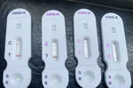 Bán một bộ kit test nhanh Covid-19, dân buôn lãi cả trăm nghìn đồng