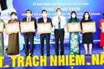 Chủ tịch UBND TPHCM Phan Văn Mãi trao bằng khen cho các cá nhân, tập thể đã có đóng góp tích cực cho hoạt động phòng, chống dịch và bảo đảm kinh tế thành phố