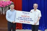 Đại diện nhà tài trợ trao cho Bạc Liêu 2 máy thở và 5 xe tiêm chủng lưu động.