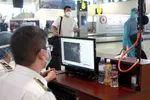 Kiểm tra thân nhiệt tự động khách đi máy bay tại sân bay Nội Bài - Ảnh: TUẤN PHÙNG