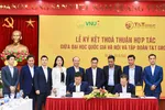 Chủ tịch HĐQT kiêm Tổng Giám đốc T&T Group Đỗ Quang Hiển và GS.TS Lê Quân, Giám đốc ĐHQHN ký kết Thỏa thuận hợp tác chiến lược.