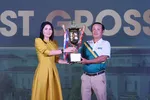 Bà Đặng Thị Lưu Vân, Phó TGĐ Tập đoàn FLC, TGĐ Công ty FCA trao danh hiệu Best Gross với thành tích 77 gậy cho golfer Mai Đức Thuỷ 