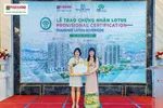 Chủ tịch Hội đồng CTX Việt Nam trao chứng nhận Lotus Provisional Certification - dự án căn hộ xanh Diamond Lotus Riverside cho CEO Phuc Khang Corporation - Lưu Thị Thanh Mẫu (áo dài)