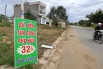 Bảng rao bán đất nền tại khu vực Tân Cảng - Phú Hữu (TP Thủ Đức) Ảnh: NHẬT THỊNH