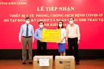 Lãnh đạo tỉnh Kiên Giang tiếp nhận bảng tượng trưng 100.000 bộ Kit xét nghiệm nhanh Covid-19 và hệ thống xét nghiệm Real-time PCR từ Tập đoàn T&T Group và SHB.