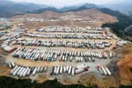 Bãi xe Dốc Quýt cách Cửa khẩu Hữu Nghị (Lạng Sơn) khoảng 7 km với hàng nghìn xe container, nhưng cửa khẩu này mỗi ngày chỉ xuất khẩu được khoảng 100 xe