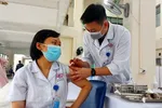 Ưu tiên tiêm mũi 3 vaccine phòng COVID-19 cho đội ngũ y tế làm nhiệm vụ tuyến đầu. (Ảnh: Văn Đức/TTXVN)