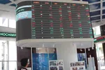 Nhà đầu tư theo dõi bảng giá chứng khoán tại sàn HOSE. (Ảnh: Hứa Chung/TTXVN)