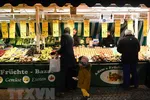 Người dân mua hàng tại khu chợ ở Berlin, Đức. (Ảnh: THX/TTXVN)