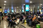 Khách đông bất ngờ tại sân bay Tân Sơn Nhất.