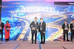 Ông Nguyễn Đức Quang – Phó Tổng giám đốc Kinh doanh và Marketing (bên trái) đại diện Vinhomes nhận giải từ Ban Tổ chức
