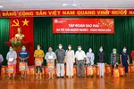 Bà Lê Thị Nguyệt Thu - Chủ tịch Tập đoàn Sao Mai ( thứ 7 bên phải qua) tặng quà cho bà con nghèo TP Long Xuyên