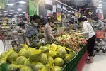 Nhóm ngành hàng trái cây Việt được bố trí quầy, kệ tại khu vực riêng và được người tiêu dùng Thành phố Hồ Chí Minh ưa chuộng. (Ảnh: Mỹ Phương/TTXVN)