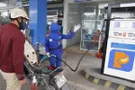 Mua bán xăng dầu tại một điểm kinh doanh xăng dầu của Petrolimex. (Ảnh: Trần Việt/TTXVN)