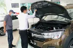 Khách hàng xem xe tại một showroom gần sân bay Tân Sơn Nhất - Ảnh: C.TRUNG