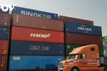 Container hàng hóa xuất khẩu của doanh nghiệp ở cảng chờ doanh nghiệp logistics chuyển xuống tàu. (Ảnh: Lệ Hằng)