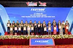 Đại diện Ban lãnh đạo Tập đoàn BĐS Thắng Lợi vinh dự nhận giải thưởng FAST500 chiều ngày 22/4