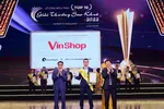 Đại diện VinShop nhận Giải thưởng cao nhất tại Sao Khuê 2022 từ Phó Thủ tướng Vũ Đức Đam và Chủ tịch VINASA Trương Gia Bình.