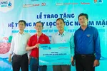 Trao tặng hệ thống máy lọc nước nhiễm mặn cho người dân Bến Tre.