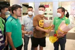 CĐV đón cầu thủ Quang Hải ở sân bay Cần Thơ