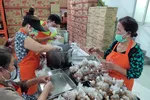 Nhiều bếp ăn, hàng quán đang gặp áp lực với giá nguyên vật liệu đầu vào tăng liên tục - Ảnh: N.TRÍ
