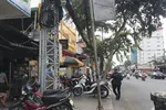 Vỉa hè bị chiếm dụng làm chỗ giữ xe, không còn đường cho người đi bộ
