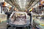 Dây chuyền lắp ráp ôtô du lịch tại nhà máy của Công ty Cổ phần Ôtô Trường Hải (Thaco) trong Khu kinh tế mở Chu Lai, huyện Núi Thành, tỉnh Quảng Nam. (Ảnh: TTXVN)