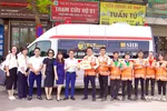 Đại diện Tập đoàn T&T Group và Ngân hàng SHB trao tặng Đội hỗ trợ sơ cứu FAS Angel xe cứu thương GAZ trị giá 870 triệu đồng.