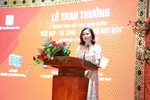 Bà Lê Thị Phượng - Phó TGĐ Sao Mai Group chúc mừng và tri ân khách hàng tham gia chương trình “Nền đẹp - Xe sang - Lộc vàng may mắn”