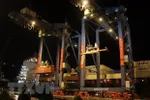 Hoạt động bốc dỡ hàng hóa tại cảng Cát Lái. (Ảnh: Tiến Lực/TTXVN)