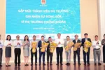 Thứ trưởng Nguyễn Đức Chi (thứ 6 từ trái sang) tặng hoa cảm ơn các thành viên thị trường ngày 28-7.