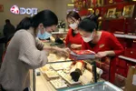 Khách hàng giao dịch vàng miếng. (Ảnh: TTXVN)