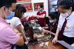 Người dân mua bán vàng tại Hà Nội. (Ảnh DŨNG MINH)